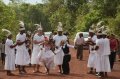Congos do Morro São João fazem paradas para crianças e adultos dançarem a suça