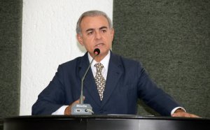 Deputado Paulo Mourão na tribuna após derrubada do veto na AL