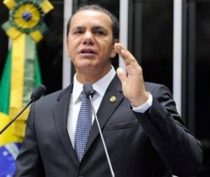 Ataídes Oliveira garante que é "queridíssimo" dentro do PSDB e nega ter recebido represálias