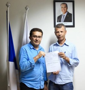 Coordenador geral do PSDB no Tocantins, em foto mostrando a ficha de filiação assinada pelo novo tucano  Wagner Gentil