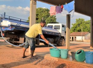 Cerca de 50 veículos irão abastecer, com água potável, comunidades rurais castigadas com a severa seca no Estado