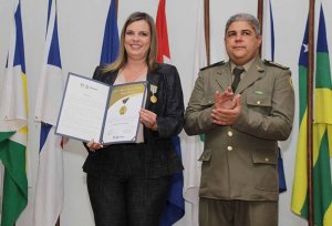 Claudia Lelis recebeu, na tarde desta quinta-feira, 21, a Medalha Tiradentes, honraria concedida, anualmente, a autoridades civis, militares e eclesiásticas, que tenham prestado relevantes serviços ao Estado