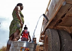 Cerca de 70 veículos abastecem com água potável comunidades rurais castigadas com a severa seca