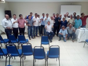 Cerca de 32 prefeitos presentes na reunião e outros 65 ausentes manifestaram seu apoio a Jairo Mariano