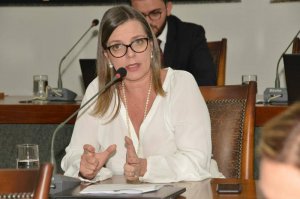 Cláudia Lelis elogia projeto PAM do Governo