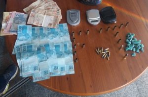 Dinheiro, munições e drogas apreendidas com um dos suspeitos