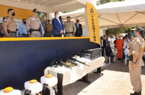 Ainda em Gurupi, o Governador entregou armas e equipamentos de prevenção ao novo Coronavírus à Polícia Militar