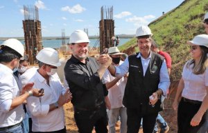 Governador e ministro do Turismo vistoriam as obras de construção da ponte sobre o Rio Tocantins
