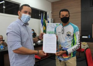 Vice-presidente do Naturatins, Rafael Felipe entrega a licença de atrativos naturais ao empreendedor José Neto
