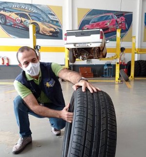 Equipe técnica da Metrologia Estadual orienta que consumidor deve verificar se os pneus têm o Selo do Inmetro