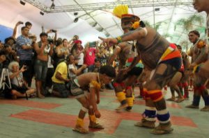 Todo momento grupos indígenas apresentam músicas e danças atraindo a presença e atenção dos visitantes
