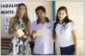 Rodrigues di Sousa  e engenheira ambiental naraiany Alves entregando premio a vencedora do Concurso de Redação