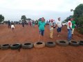 Moradores colocam pneus e tentam impedir funcionamento de balsa 