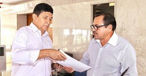 Roque (D) ao entregar demandas à chefia de Gabinete Elmar Borges Cenourão