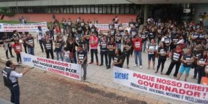 Servidores em greve realizaram manifesto em frente a Secad e Sesau nesta quarta