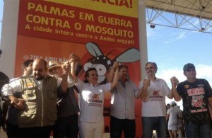 Amastha e Marcelo entre o ministro Rosseto, na constrangedora abertura do mutirão contra o Aedes