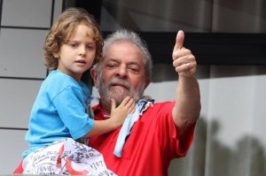 O ex-presidente Lula na sacada de seu apartamento, em São Bernardo