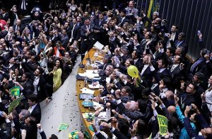 Sessão para votar o parecer do relator Jovair Arantes começou às 14 horas