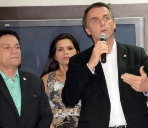 Jair Bolsonaro (centro) foi recebido pelo presidente da AL e correligionário, Osires Damaso