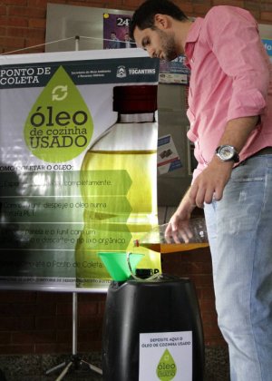 René Araújo utiliza o ponto de coleta de óleo de cozinha usado da Semarh para realizar o descarte. - Fernando Alves/Governo do Tocantins
