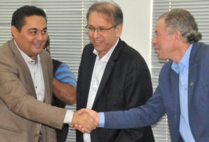 Novo presidente da ATM, Jairo Mariano (PDT), governador Marcelo Miranda, e o antecessor do pedetista, João Emídio