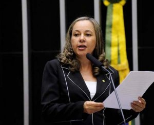 A deputada federal Josi Nunes(PMDB/TO) usou tribuna para rebater as criticas de Gaguim e Vicentinho Jr.