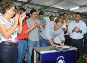 A Ordem de Serviço foi assinada pelo governador durante o Fórum de Desenvolvimento Econômico do Tocantins, no Centro Educacional Municipal Laura do Carmo, em Taguatinga