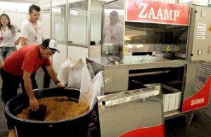 A esmagadora de soja, que é uma invenção da empresa Zaamp do Estado do Paraná, permite a extração do farelo, produto para alimentação humana e animal