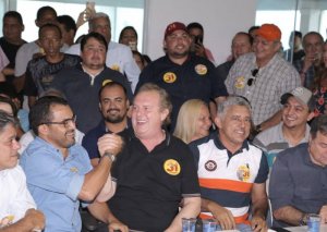 auro Carlesse cumprimenta o vice Wanderlei Barbosa após o resultado da apuração da eleição suplementar, ao lado de aliados