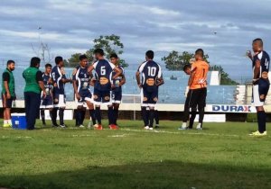 O técnico Célio Ivan conversa com os jogadores do Força Jovem no Nilton Santos 