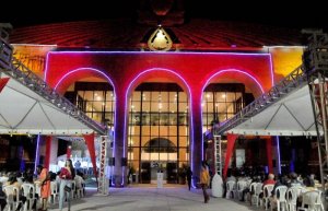 Cheia de luzes, a escadaria do Palácio Araguaia tornou-se palco de várias apresentações 