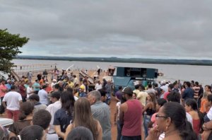 Moradores de Porto Nacional fazem protesto às margens do rio Tocantins 