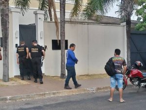 Agentes da PF entrando na casa do ex-governador Marcelo Miranda, em Palmas
