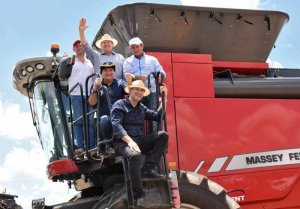 Mauro Carlesse abriu oficialmente a colheita da safra de grãos 2019/2020 no Tocantins, em evento na fazenda Uruçu, no município de Pedro Afonso