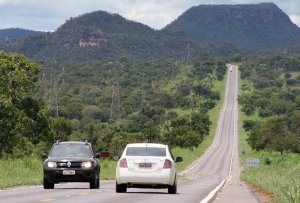 Ainda no período da manhã o Governador Mauro Carlesse, percorreu e inaugurou a restauração dos trechos rodoviários, aproximadamente 200 km de um total de 285 km em recuperação na região sudeste do Estado