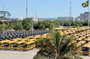 O Governo do Tocantins já começou a receber as novas máquinas e os ônibus escolares, que estão sendo estacionadas em frente ao Palácio Araguaia.