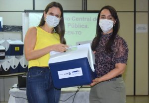 Anyelli Siqueira fazendo a entrega simbólica à coordenadora do laboratório da Secretaria Municipal da Saúde de Palmas Maria Luiza Galindo