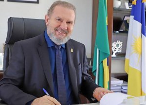 O governador Mauro Carlesse encerra a agenda com a entrega de veículos na Câmara de Vereadores de Dianópolis - Crédito: Nilson Chaves/Governo do Tocantins