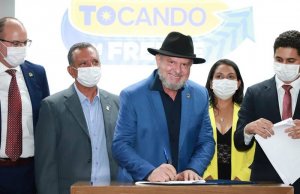 Assinatura dos atos foi realizada no auditório do Palácio Araguaia e contou com a presença de empresários e representantes do setor produtivo tocantinense
