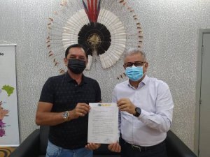 Prefeito de Almas, Wagner Carvalho, e o Secretário Hercy Filho, durante entrega de ofício para apoio às demandas do município