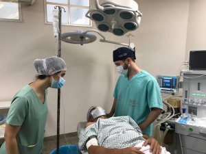 Cirurgião Plástico, Rafael conversa com paciente Willian antes da cirurgia  