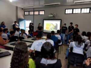 Estudantes do CEM Tiradentes assistem palestra sobre tráficos de animais silvestres