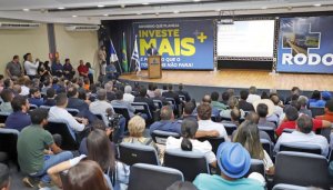 Prefeitos, vice-prefeitos e vereadores participam no Palácio Araguaia de anúncio de plano do Governo do Tocantins para recuperação de rodovias