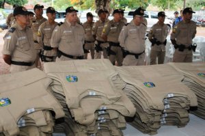 Mil coletes de proteção balística foram entregues à Polícia Militar em solenidade neste sábado, 19, quartel do 7º Batalhão da Polícia Militar, em Guaraí